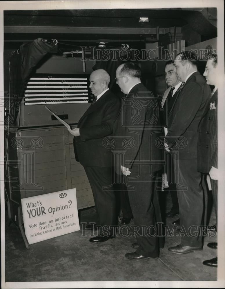 1938 Press Photo Thomas Henry At the head of a line of voters - Historic Images