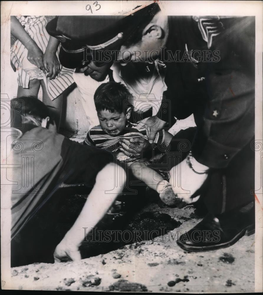 1949 Press Photo 3 yr old Tim Miller rescued by police from a backyard drain - Historic Images