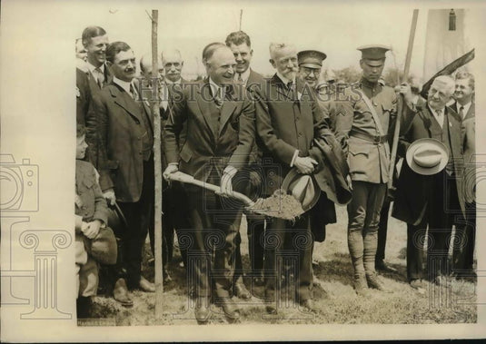 1923 Press Photo Lt. Gov. Alvan T. Fuller Plants Tree at Lincoln Memorial - Historic Images