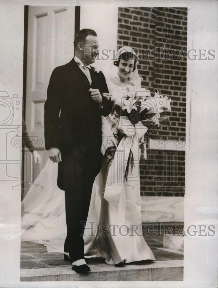 1934 Press Photo Mr.&amp;Mrs. Frank Thomson Leaves Village Chapel After They Wed - Historic Images