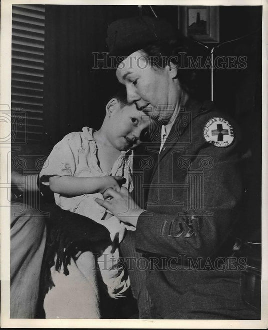 1954 Press Photo Mrs. Rodna Hyo of Red Cross Comforts Child Michael Cruz - Historic Images