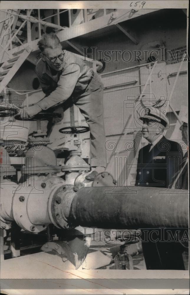 1964 Press Photo Norfolk, Va E. Brandt, 1st mate US fleet oiler&amp; Cmdr C Jennette - Historic Images