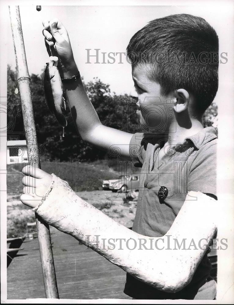 1962 Press Photo Tim Riley of Leavenworth Kansas fishing with broken arm - Historic Images