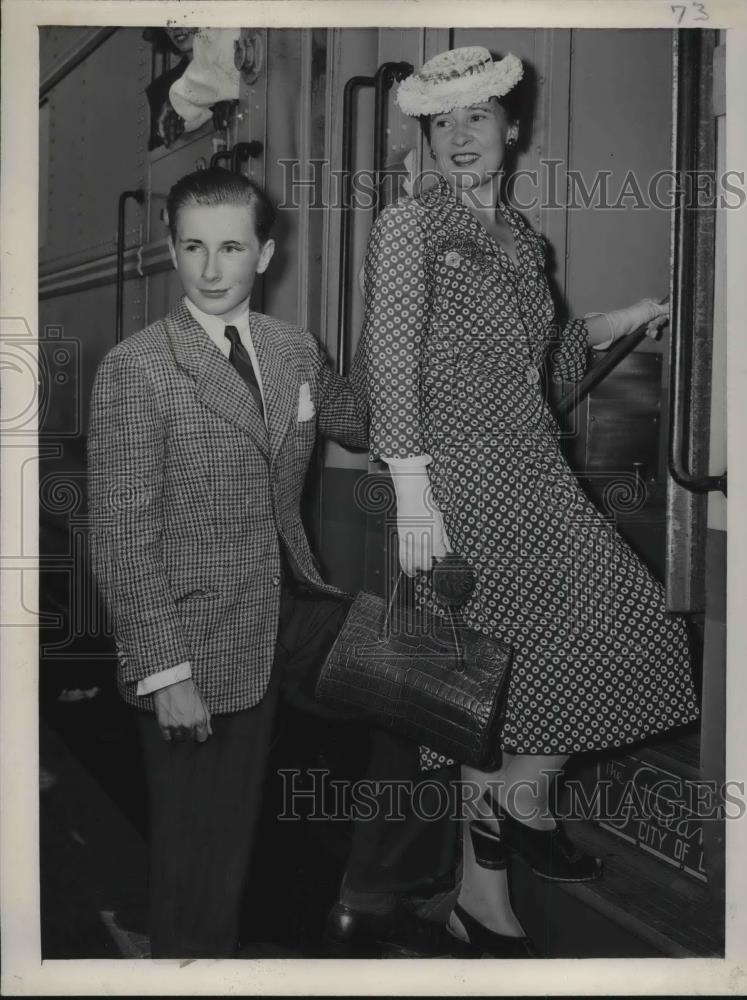 1945 Press Photo Viscount William Anthony Furness with Mother Thelma Morgan - Historic Images