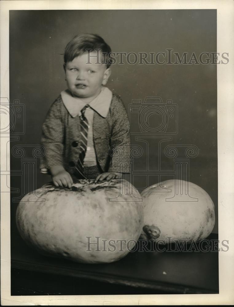 1932 Press Photo Baby Alvin Gifford, age 2 &amp; huge mushrooms - Historic Images