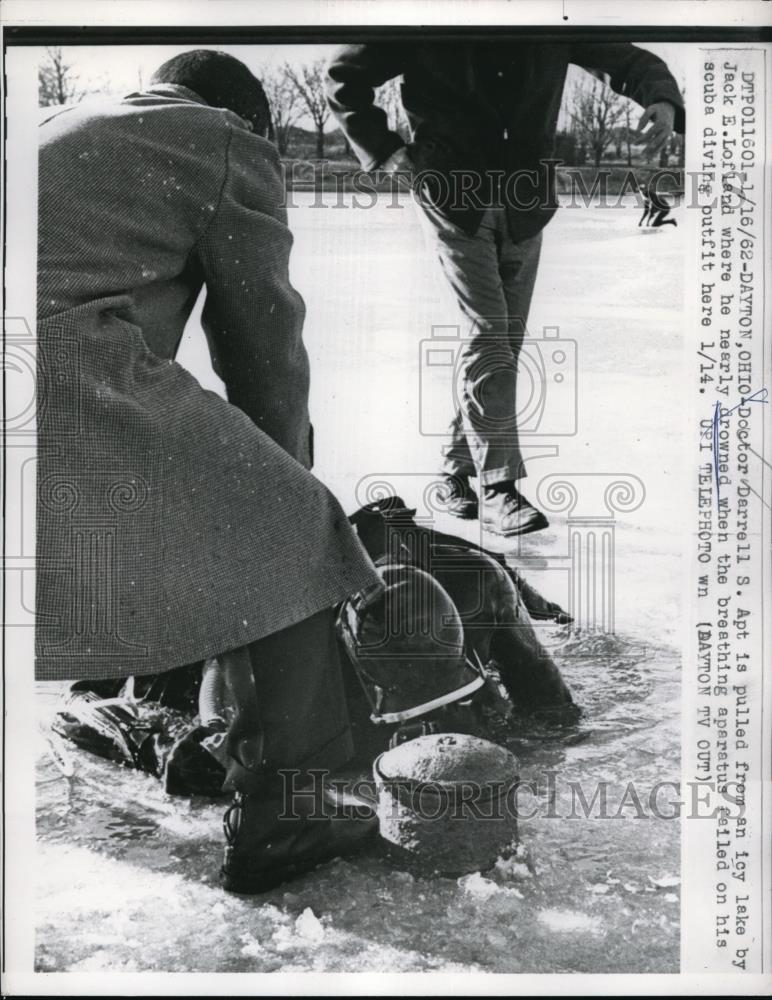 1962 Press Photo Dayton, Oh Dr Darrell Apt pulled from river almost drowned - Historic Images