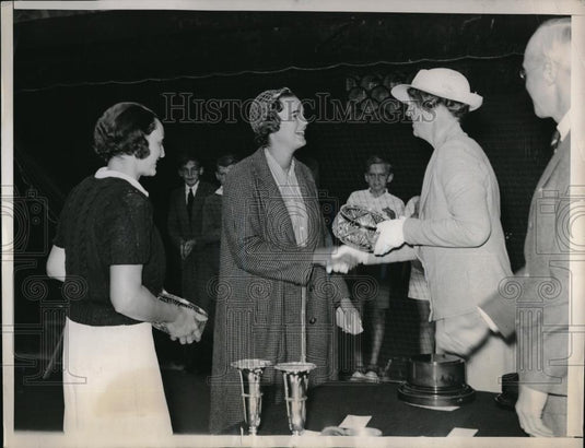 1938 Press Photo Lady Hildyard Wife Of Bermuda Governor Presents Prize - Historic Images