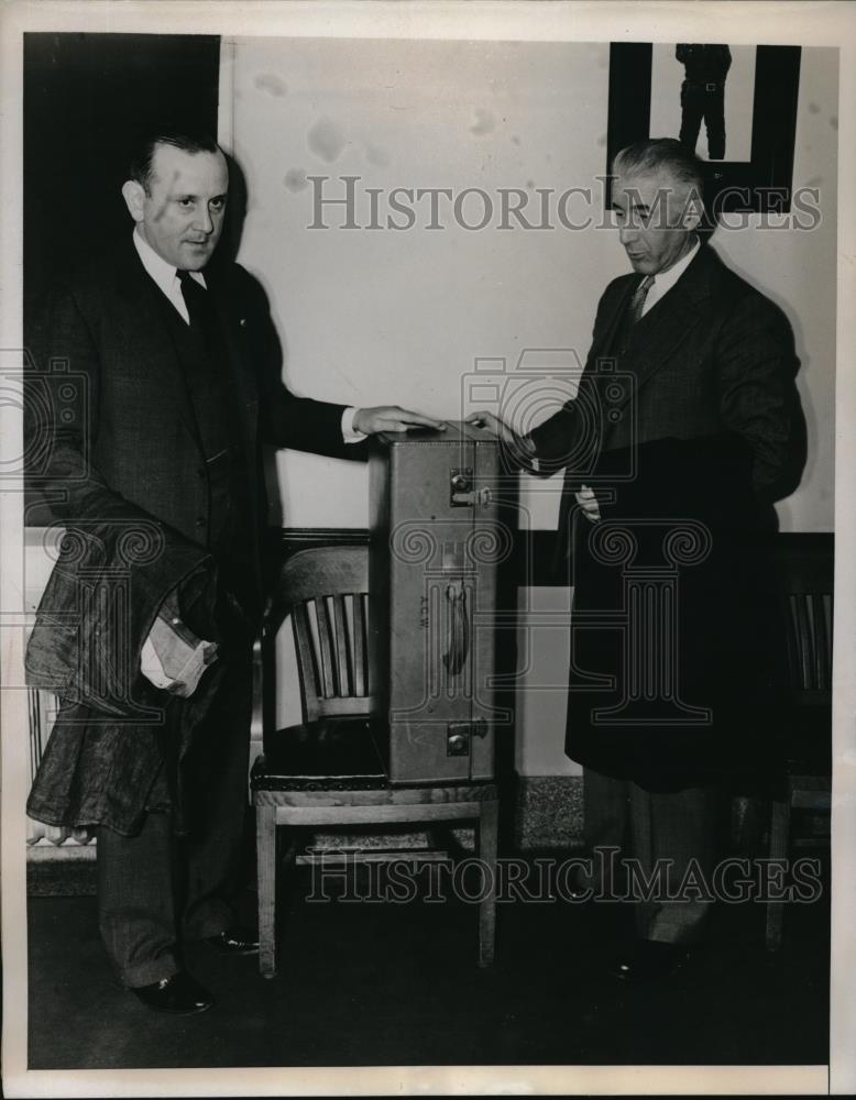 1938 Press Photo Frank Gorman and Theodore McGee in search for Andrew Carnegie - Historic Images