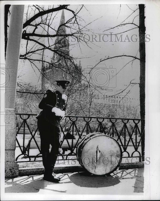 1968 Press Photo Moscow, Russia Soviety Army musician near the Kremlin , May Day - Historic Images