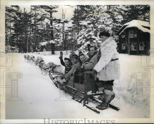 1945 Press Photo Dorothy Ardon, Sgt. H. Sullivan, Cpl. and Mrs. Warren George - Historic Images