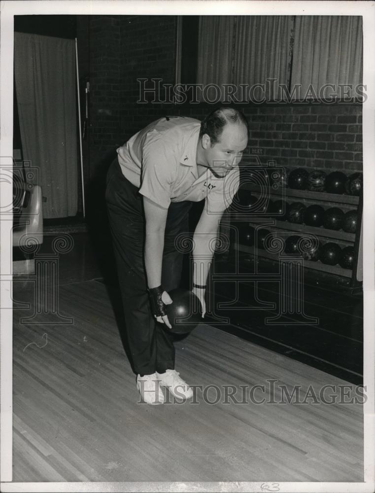 1966 Press Photo Bowler,Billy Walu lines up hiis approach at the lane - Historic Images