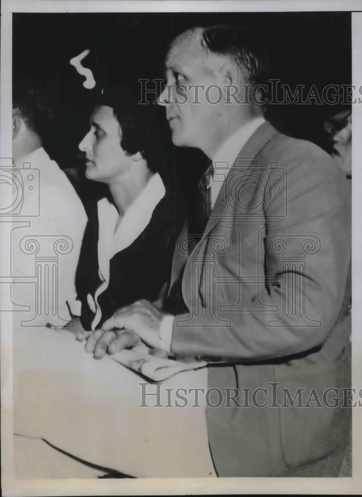 1935 Press Photo Heartley Anderson & wife at Comiskey Park for boxing match - Historic Images