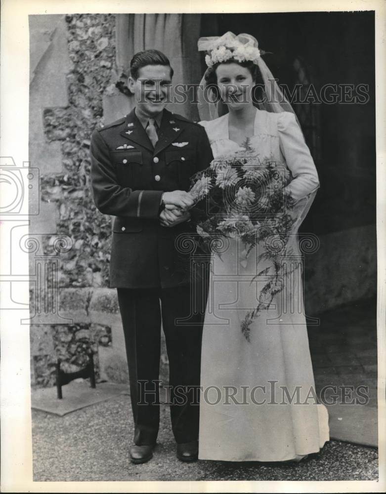 1943 Press Photo U.S. pilot Lt. J. Harrington &amp; bride, former I. Walker - Historic Images