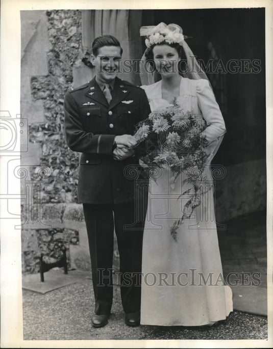 1943 Press Photo U.S. pilot Lt. J. Harrington & bride, former I. Walker - Historic Images