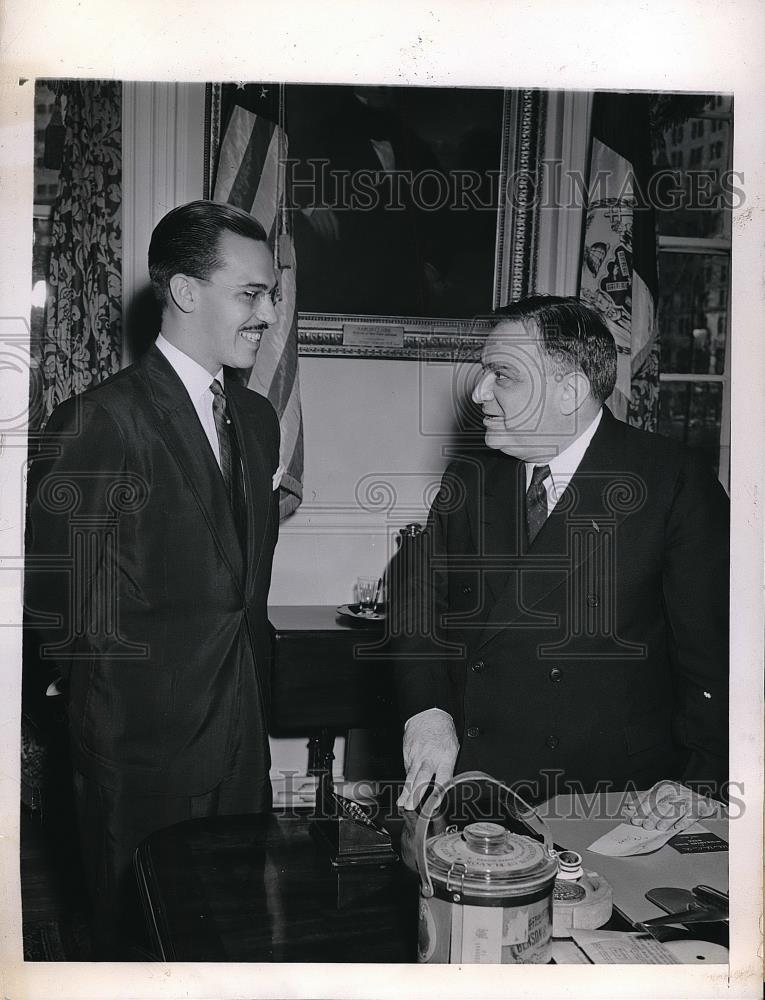 1945 Press Photo Brazilian Newpaper Publisher Carlos Abauches Visits New York - Historic Images