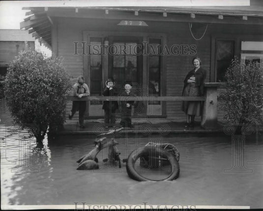 1938 Press Photo LA, Calif. Mrs WK Alsh & children on porch of flooded home - Historic Images