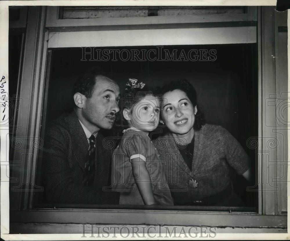 1939 Press Photo Mayor Phillip Goldstein with his wife and daughter in NJ - Historic Images