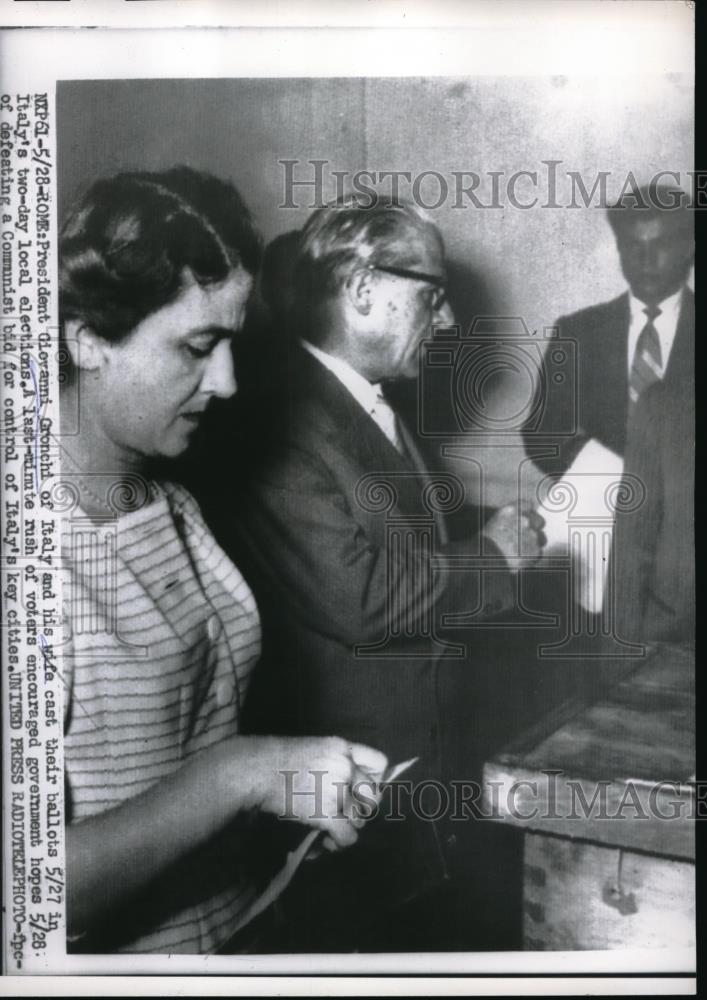 1956 Press Photo President Giovanni Gronchi and wife casting ballots in Italy - Historic Images