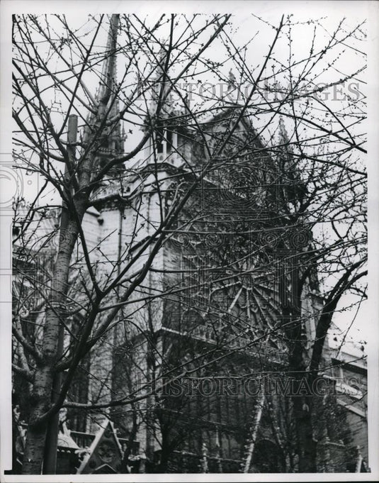 1954 Press Photo Famed Notre Dame Cathedral Rises In Background In Paris - Historic Images