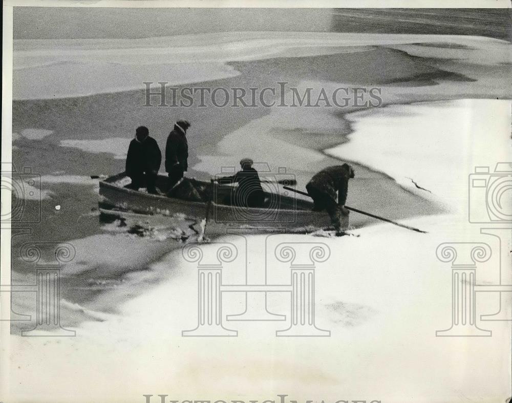 1931 Press Photo Group of fishermen after being rescued by Coast Guard - Historic Images