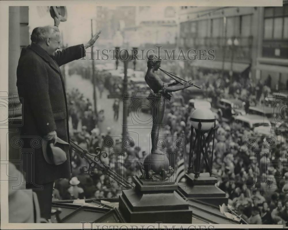 1936 Press Photo Gov. Alfred Landon on balcony of Indianapolis, Indiana Hotel - Historic Images