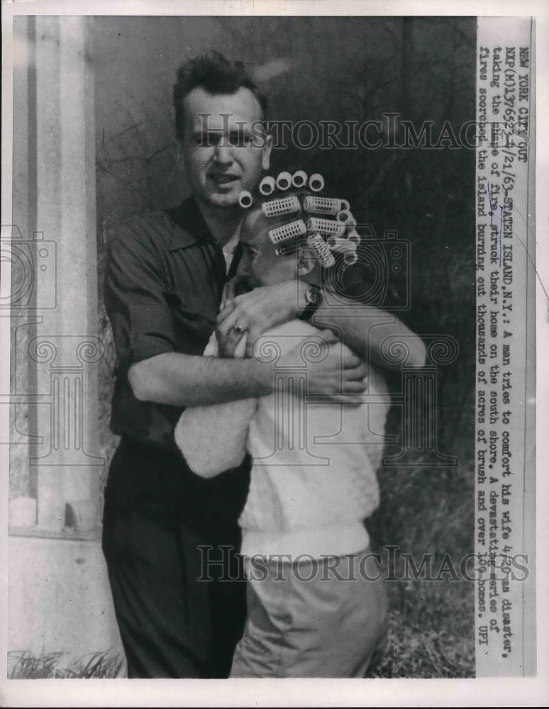 1963 Press Photo A man and his wife after fire in Staten Island - Historic Images