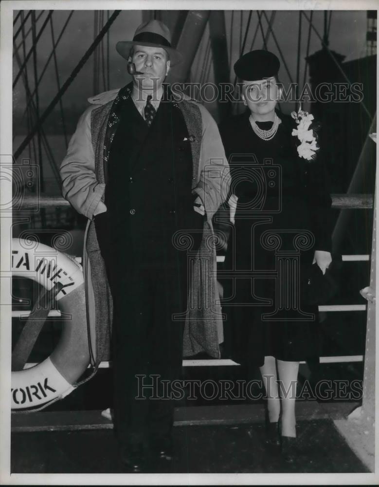 1952 Press Photo Mr &amp; Mrs Willis Thornton on ship headed to Lima, Peru - Historic Images