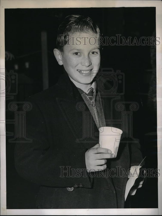 1943 Press Photo NYC, William A Schmidt, age 11 in route to Quincy, Ill - Historic Images
