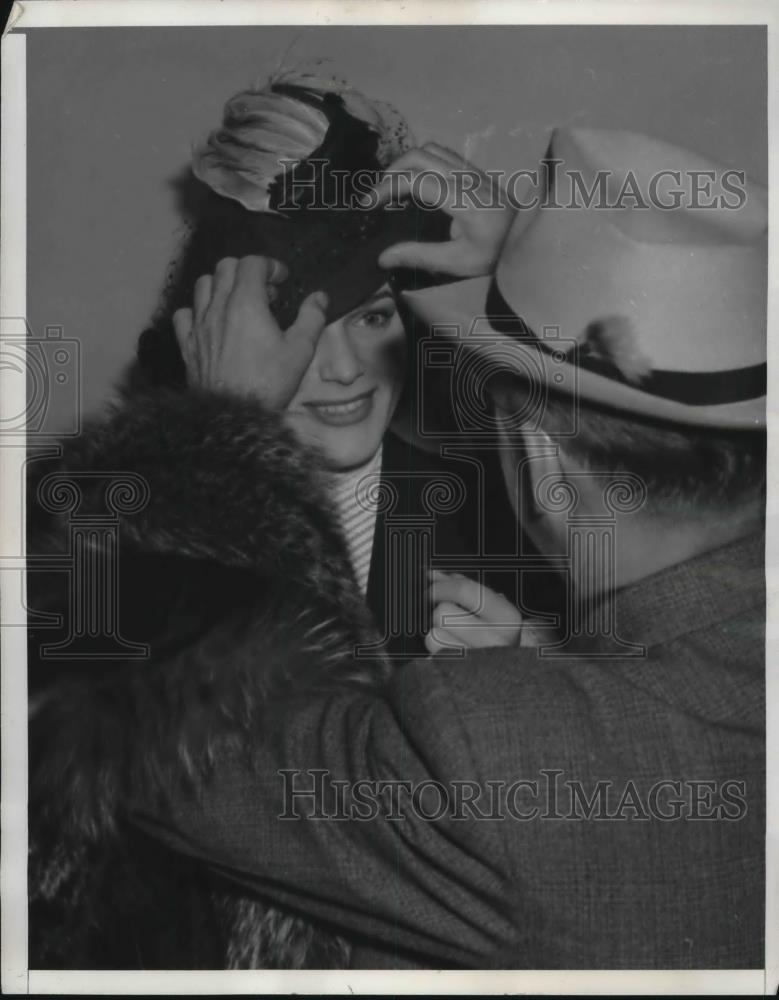 1939 Press Photo Mrs. Maryon Curtis Givot with Bodyguard J.D. Little in Court - Historic Images