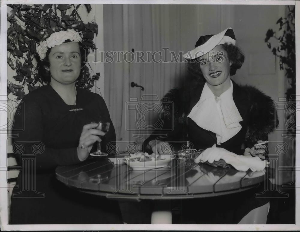 1936 Press Photo Nancy Adam &amp; Elizabeth Squier at a NYC cocktail party - Historic Images