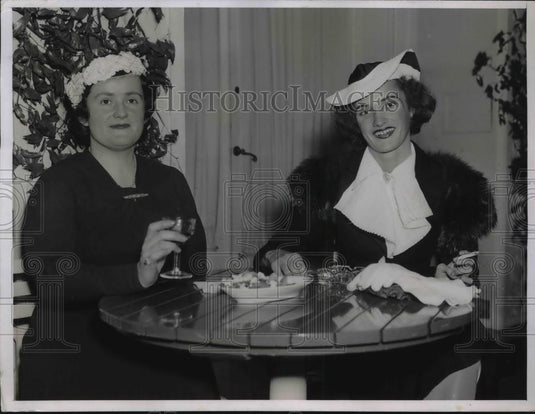 1936 Press Photo Nancy Adam & Elizabeth Squier at a NYC cocktail party - Historic Images