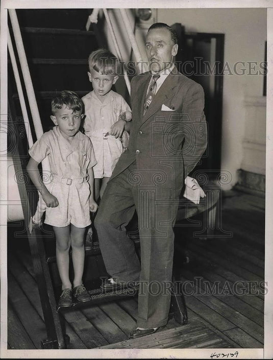 1937 Press Photo Julian Yebenes With Albert & Gonzalo Shown Aboard The Grace - Historic Images