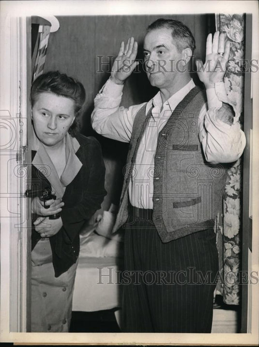 1943 Press Photo Chicago, Mr & Mrs Flo Allen show how she stopped burglar - Historic Images