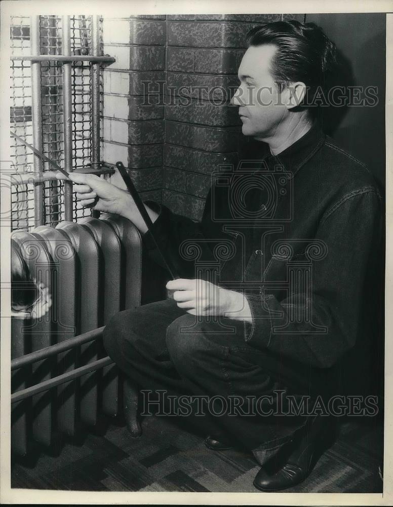 1936 Press Photo Robert S. James in his prison cell in Calif with saw blade - Historic Images