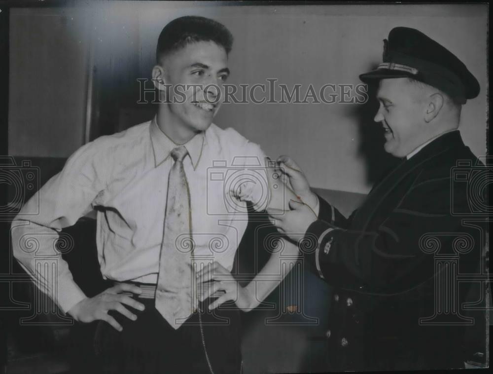 1955 Press Photo turncoat GI Richard Tenneson gets small pox vaccination - Historic Images