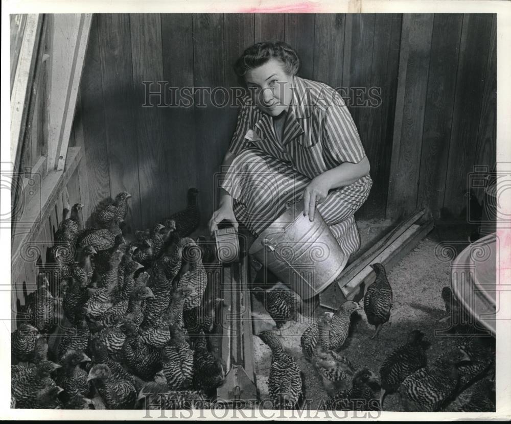 1942 Press Photo Mrs Wickland Indiana Farmers Wife - Historic Images