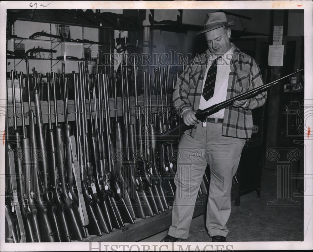 1951 Press Photo Gerald Crozier &amp; his collection of guns in Homer, NY - Historic Images