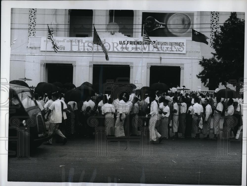 1962 Press Photo Burmese waiting outside the Space exhibit in Ragoon - Historic Images