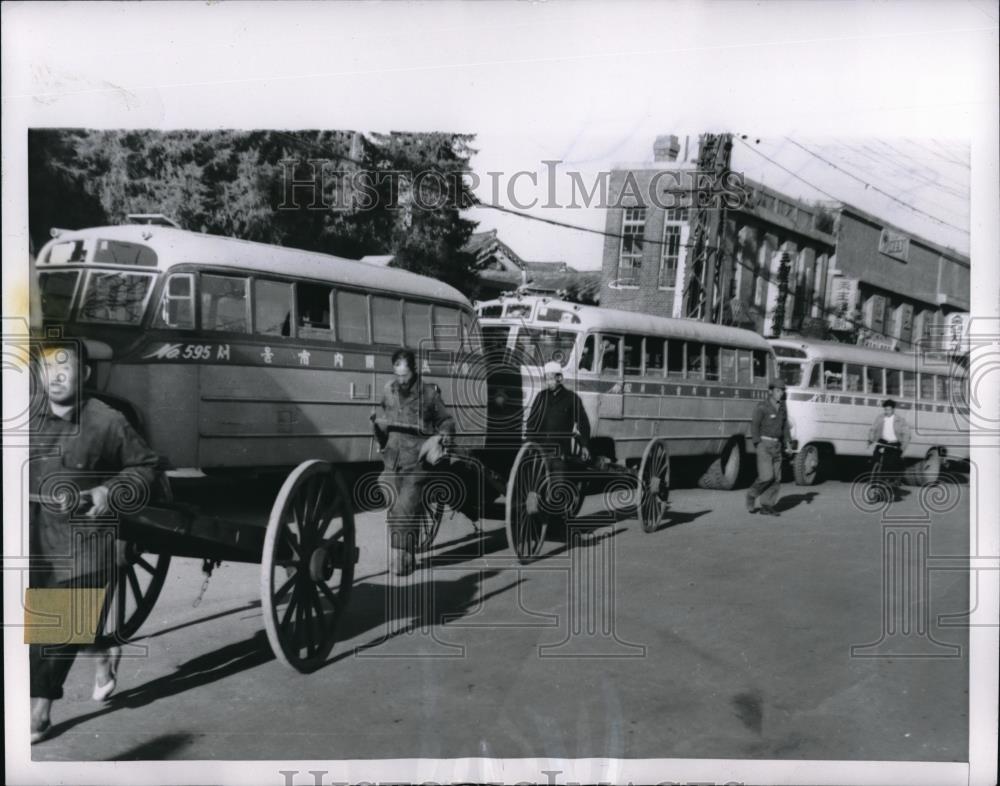 1954 Press Photo Koreans Pull Handcarts Past Row Buses - Historic Images