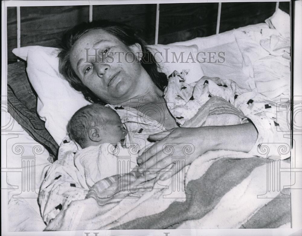 1955 Press Photo Tresia Livingston And Newborn Son At Flood Evacuation Center - Historic Images