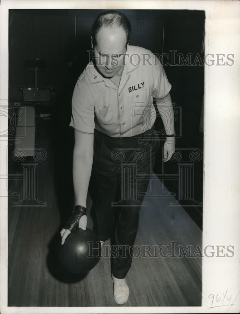 1966 Press Photo Bowling tips demonstration by Billy Wadu - Historic Images