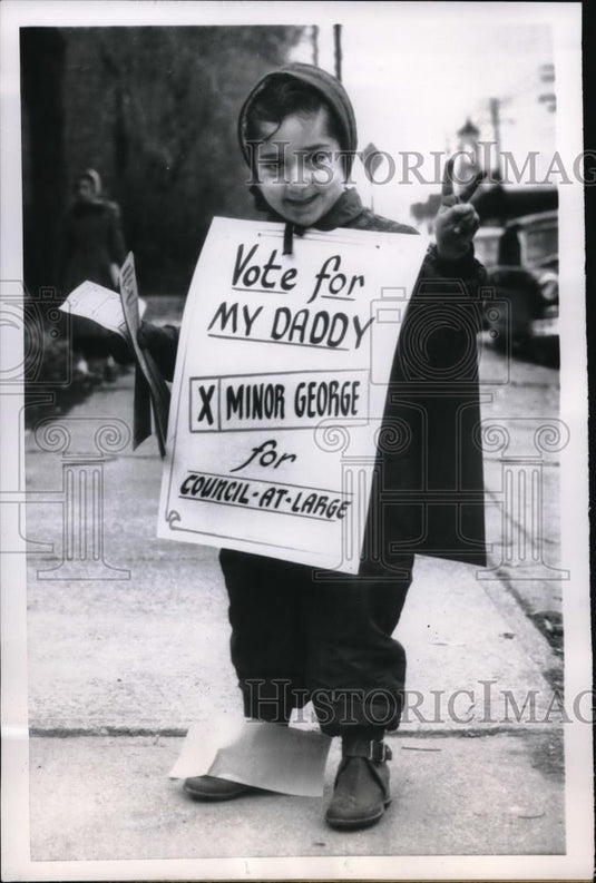 1958 Press Photo Elaine George 3, Parma's Youngest Election Worker Flashes Peace - Historic Images