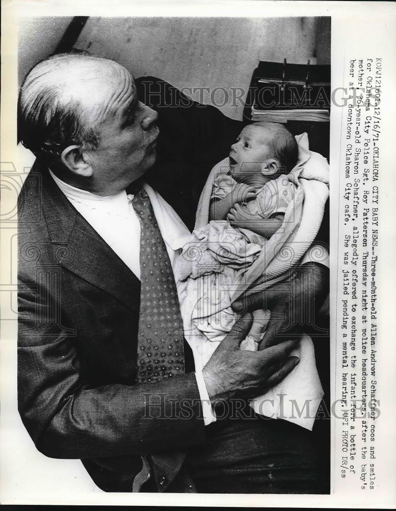 1971 Press Photo Oklahoma City Police Sgt. Roy Patterson &amp; Baby Allen Schaffner - Historic Images