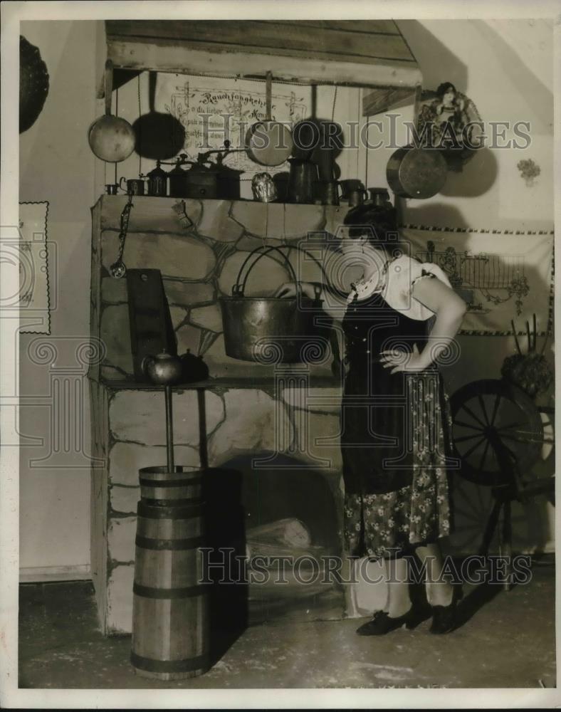 1932 Press Photo Mrs Anna Mische 1932 Kitchen Depression Era - Historic Images