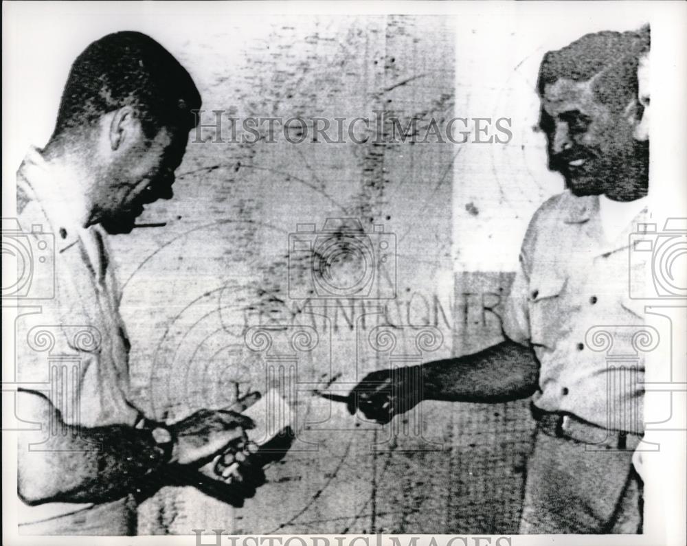 1955 Press Photo Capt.B.N. Cockel and C.Leighton of U.S. Navy recover Gemini 8. - Historic Images