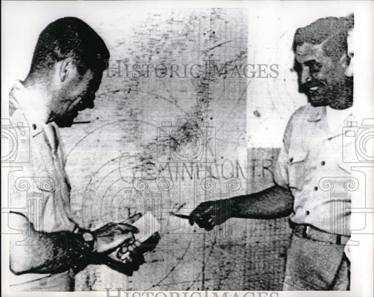 1955 Press Photo Capt.B.N. Cockel and C.Leighton of U.S. Navy recover Gemini 8. - Historic Images