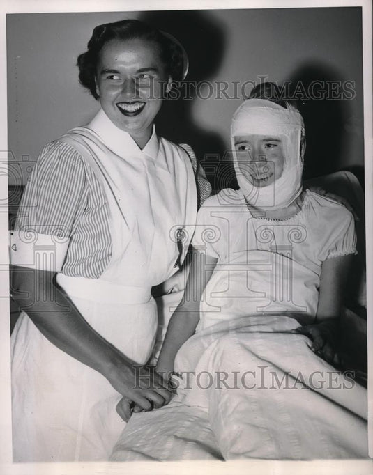 1950 Press Photo Nurse Koan Irvin & skin graft patient Roberta Lee Mason Chicago - Historic Images