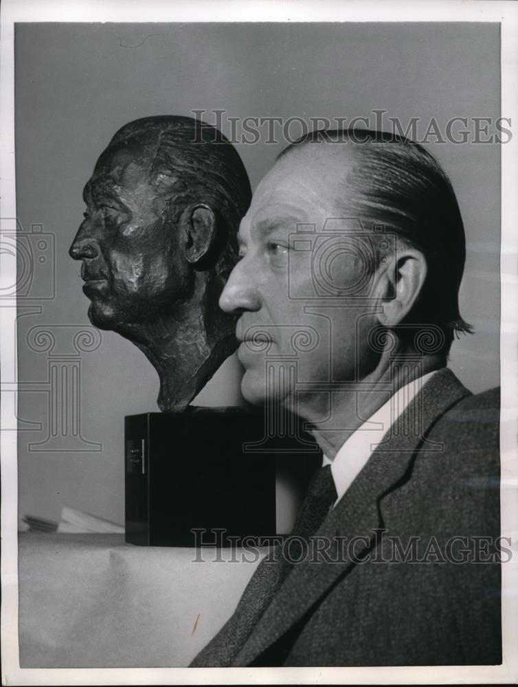 1956 Press Photo D.C. Rep Leslie Arends of Ill. House Minorty whip & bust - Historic Images