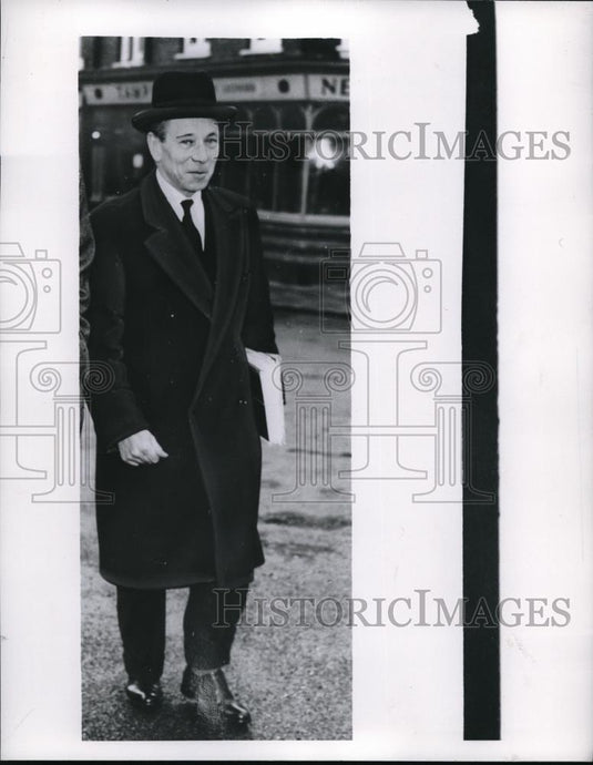 1957 Press Photo England, Atty Geoffrey Lawrence for Dr John B Adams case - Historic Images