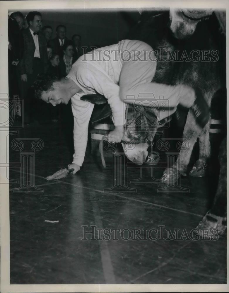 1946 Press Photo Earl Wells playing Donkey Basketball-Polo in Ritzville WA - Historic Images